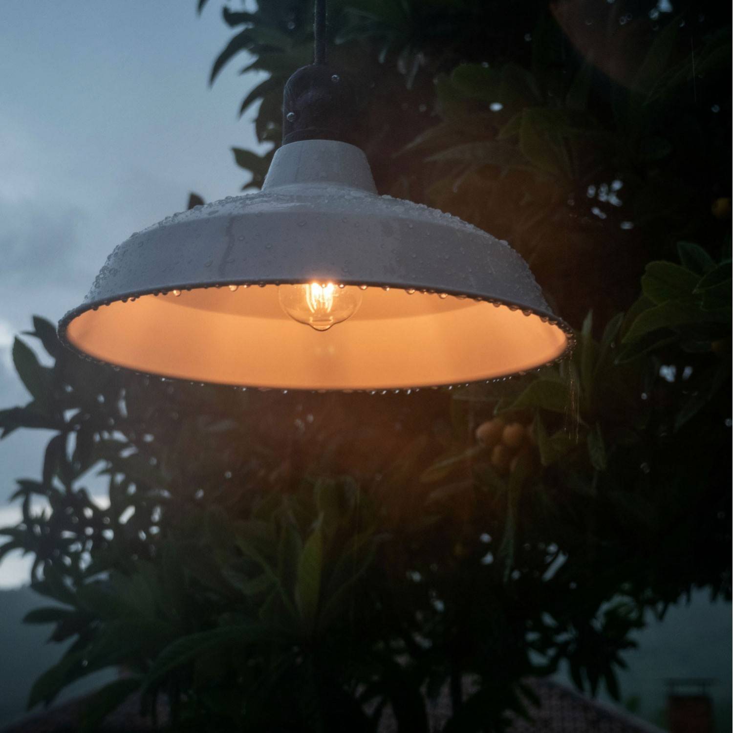 eiva-utomhus-pendellampa-for-lampskarmar-med-15-mt-textilkabel-takkopp-i-silikon-och-vattentat-lamphallare-ip65 (3)